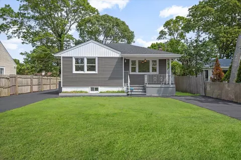 15 Robinwood Dr, Mastic Beach, NY 11951