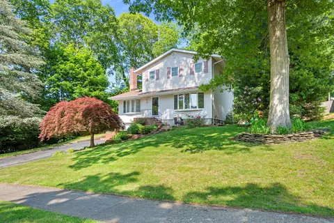29 Ravenwood Dr, Kings Park, NY 11754