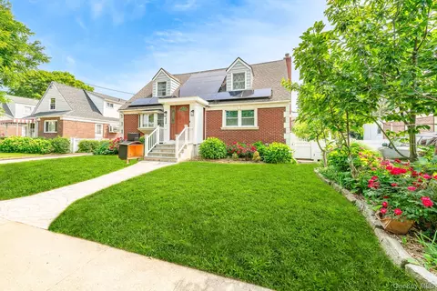 136 Wardwell Rd, North Hempstead, NY 11501