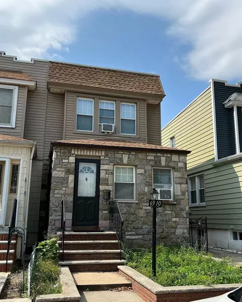 6910 68th St, Ridgewood, NY 11385