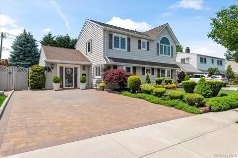 105 Sunrise Ln, Levittown, NY 11756