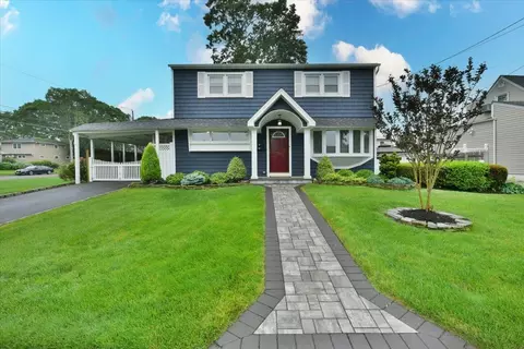 92 Smith St, Massapequa Park, NY 11762