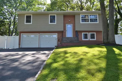 161 Calvert Ave, Ronkonkoma, NY 11779