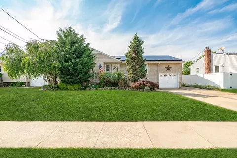 21 Hazel Ave, Farmingdale, NY 11735