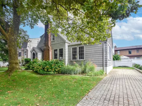 20 Oldwood Rd, North Hempstead, NY 11050