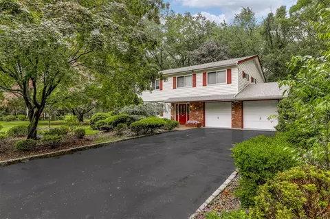 4 Wendover Ln, Ramapo, NY 10901