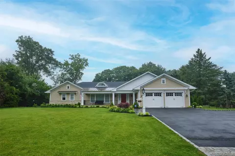 77 Crabapple Rd, North Hempstead, NY 11030