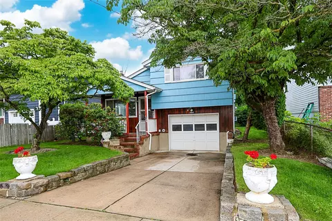 6 Pequot Ave, North Hempstead, NY 11050