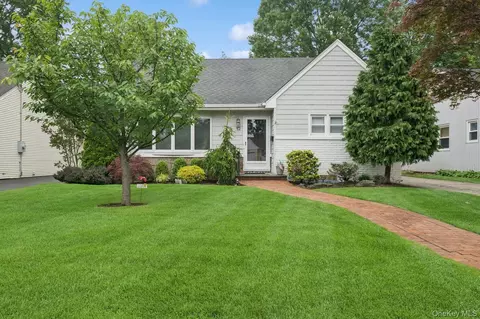 12 Ambrose Ave, Malverne, NY 11565