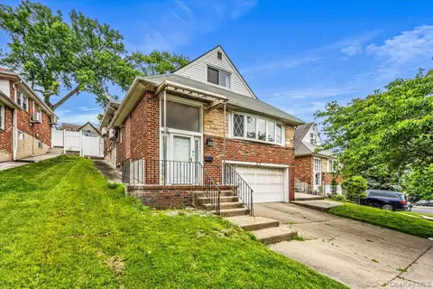 68-07 Little Neck Pkwy Pkwy, Glen Oaks, NY 11004
