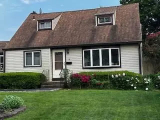 8 Hickory St, Central Islip, NY 11722