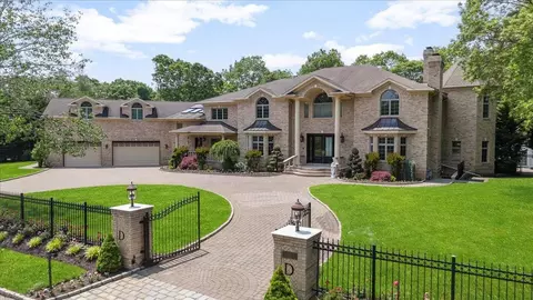 135 Millet St N, Dix Hills, NY 11746