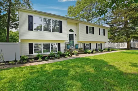 6 Zebra Rd, Rocky Point, NY 11778