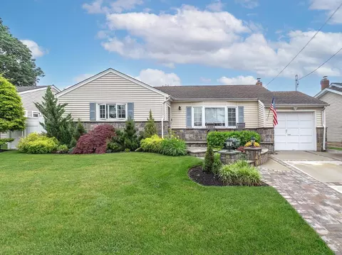 557 Western Park Dr, West Hempstead, NY 11552