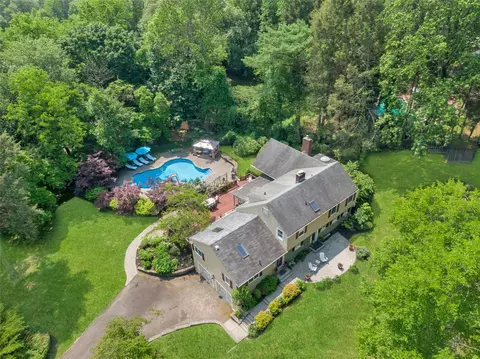 9 Van Houten Flds, Clarkstown, NY 10994