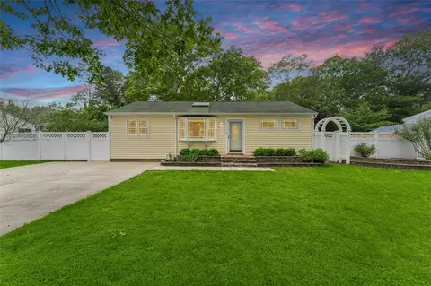 8 Park Ln, Hampton Bays, NY 11946