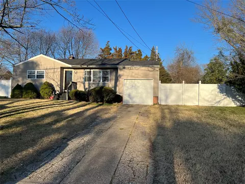 907 Americus Ave, Patchogue, NY 11772
