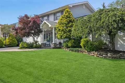 7 Nantucket Ln, Deer Park, NY 11729