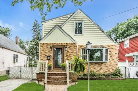 20 Spring Garden St, Valley Stream, NY 11580