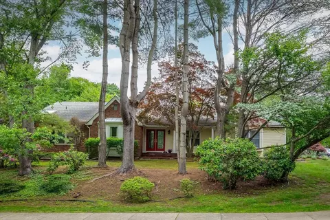 1 Ledgewood Cir, Setauket, NY 11733