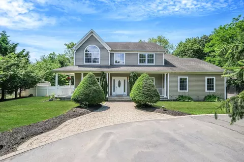 6 Muellers Ln, Yaphank, NY 11980