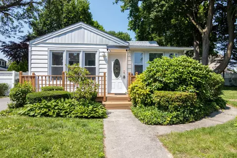 9 Montana St, Huntington, NY 11743