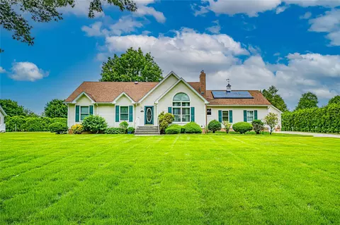 141 Jakes Ln, Calverton, NY 11933