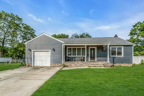 405 N Clinton Ave, Lindenhurst, NY 11757