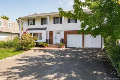 27 Bridle Path, North Hempstead, NY 11576