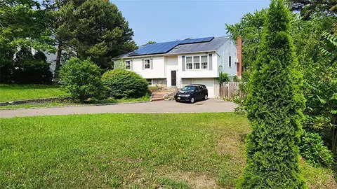 663 N Dunton Ave, Brookhaven, NY 11772