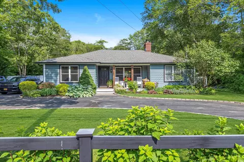135 Vanderbilt Blvd, Oakdale, NY 11769