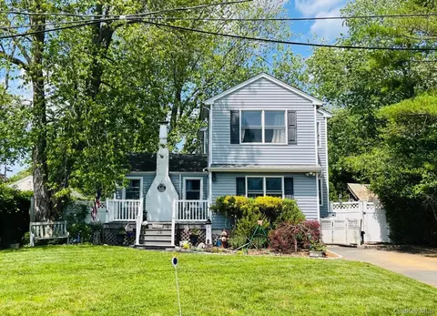 3 Liberty Pl, Brookhaven, NY 11772