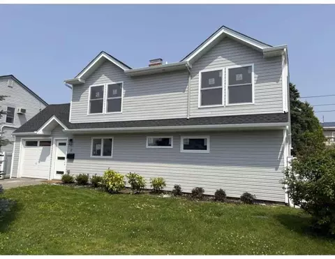 11 Wheelwright Ln, Levittown, NY 11756