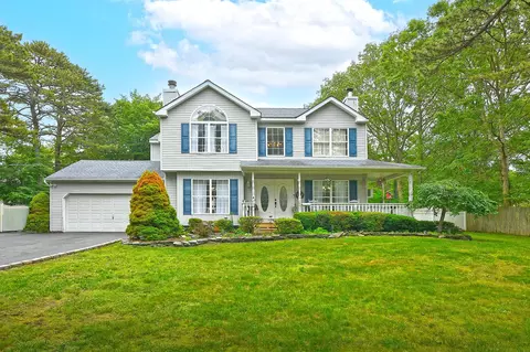 215 Middle Island Rd, Medford, NY 11763