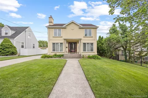 65 Netherwood Dr, North Hempstead, NY 11507