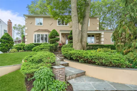 30 Frankie Ln, Old Bethpage, NY 11804