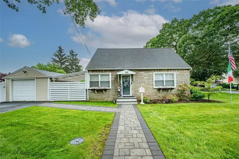 10 Benefit St, Merrick, NY 11566