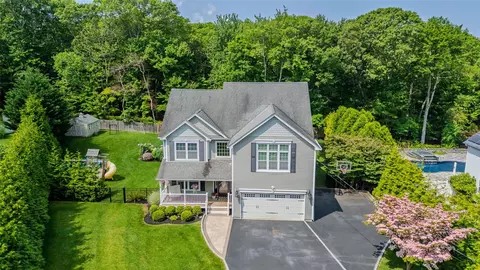 7 Long View Dr, Wading River, NY 11792