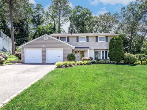 1 Barry Dr, Glen Cove, NY 11542