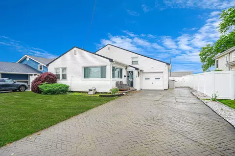 150 Pratt St, West Babylon, NY 11704
