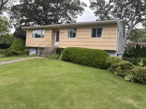 11 Hart St, Port Jefferson Station, NY 11776