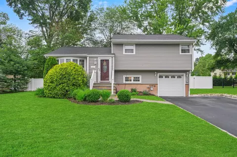 117 S Nauraushaun Rd, Orangetown, NY 10965
