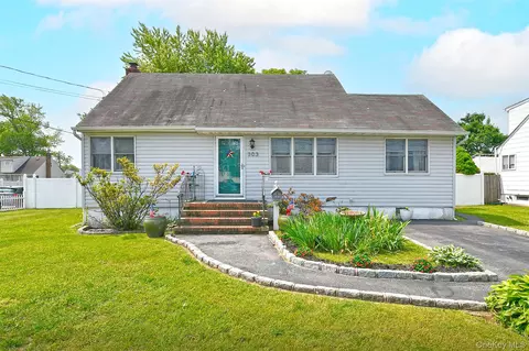 303 42 St, Lindenhurst, NY 11757