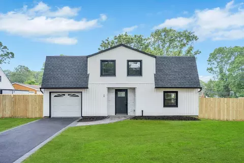 28 Hettys Path, Farmingville, NY 11738