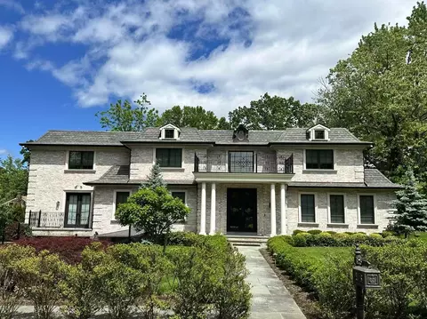 45 Walters Pl, North Hempstead, NY 11023