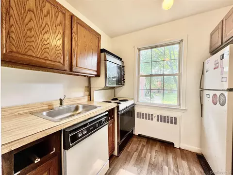 182 Pinewood Rd #28, Greenburgh, NY 10530