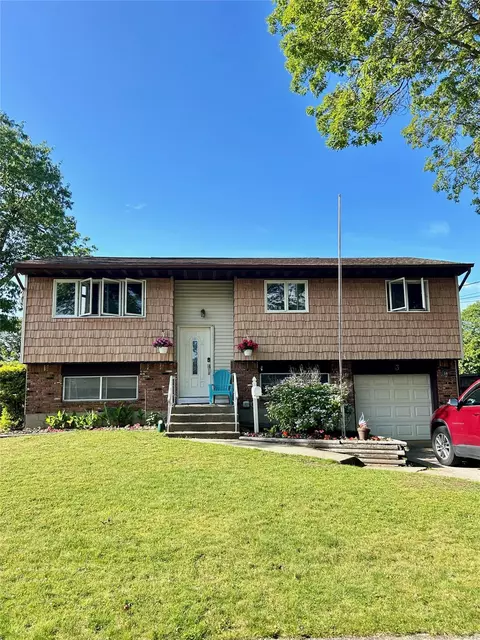 3 Malmac Ct, West Islip, NY 11795