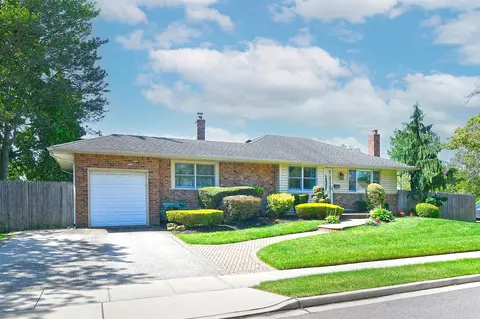 22 Wadsworth Ave, Levittown, NY 11756