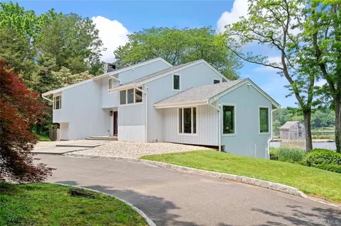 8 Pippin Ln, Huntington, NY 11743