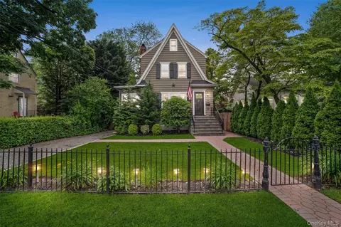 10 Wiltshire St, Yonkers, NY 10708
